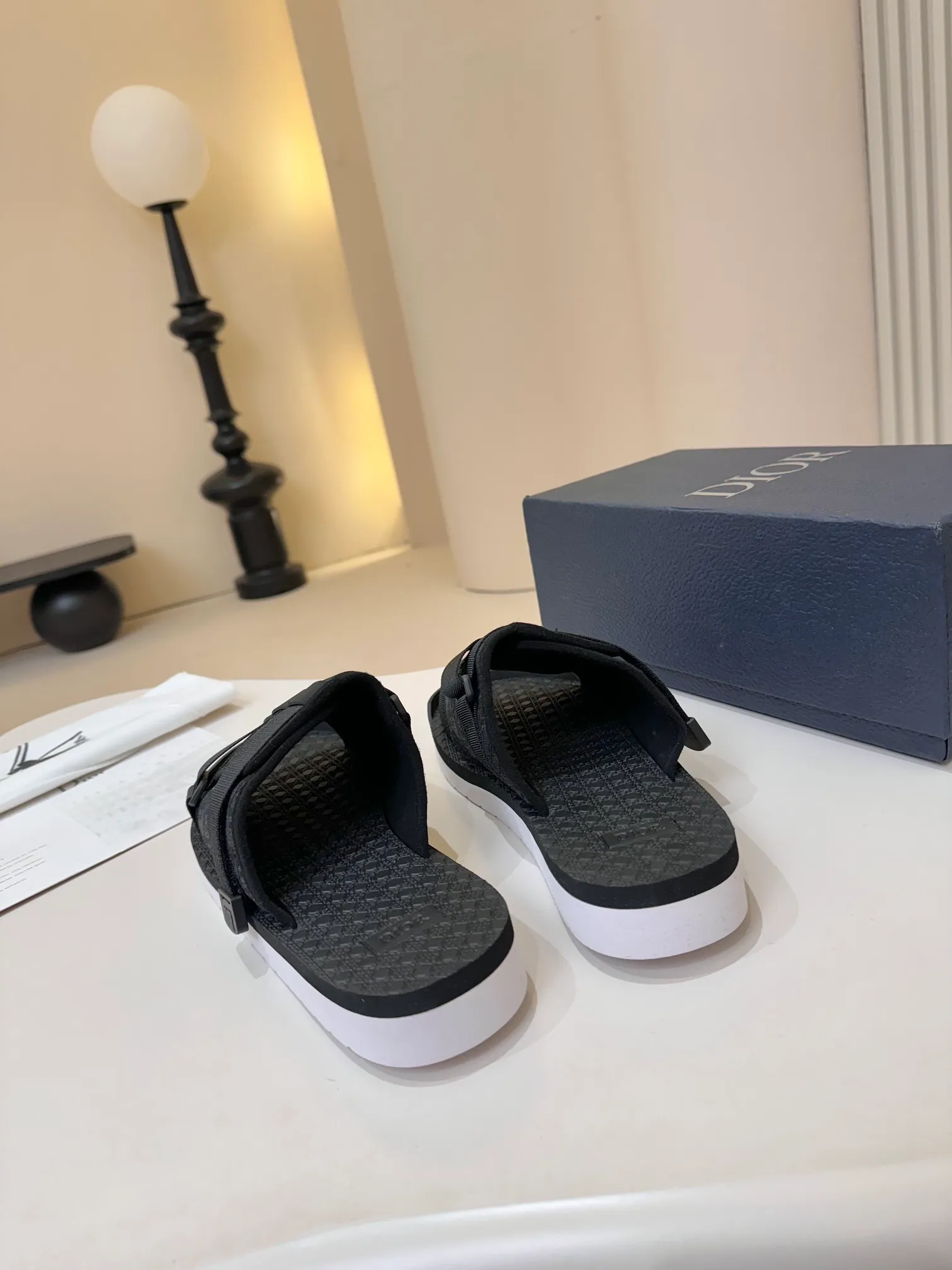 [Dior] P: 300💰 -Size: 38-46 Dior Dior D’s classic men’s slippers, high-end boutique, original material, pure cotton printed canvas upper, fine workmanship, super soft sole, casual, loose and comfortable, a must-have in summer!
